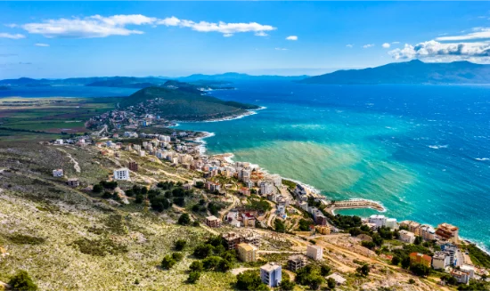 Vista aerea di Saranda e del lungomare