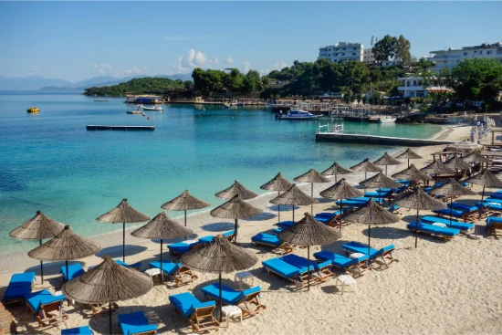 Spiaggia tranquilla a Ksamil fuori stagione