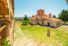Apollonia e Ardenica in giornata: itinerario tra rovine, chiese e campagna albanese