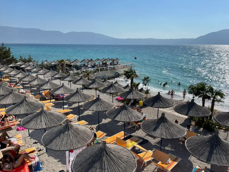 Costa rocciosa e acqua turchese sul Mar Ionio