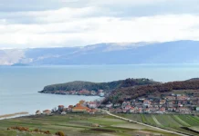 Villaggi tradizionali albanesi: itinerario tra pietra e mare