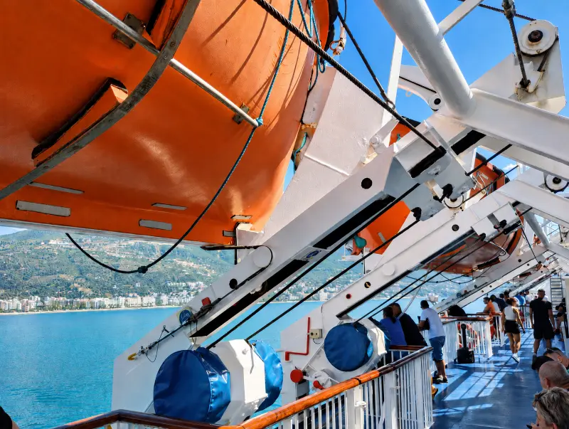 Traghetto in arrivo al porto di Valona