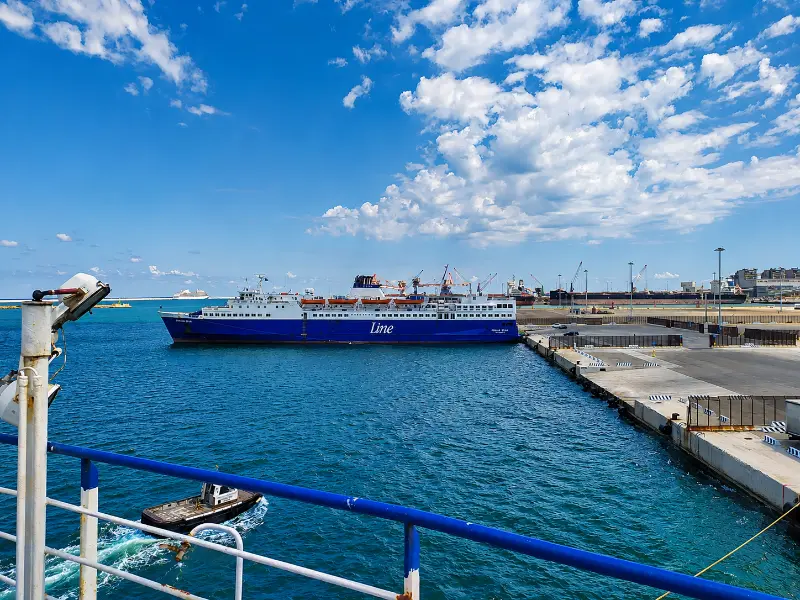 Traghetto per l’Albania nel porto di Brindisi