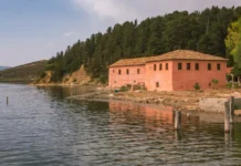 Isola di Zvërnec in Albania: il monastero sospeso sulla Laguna di Narta, tra natura, silenzio e tramonti vicino Valona